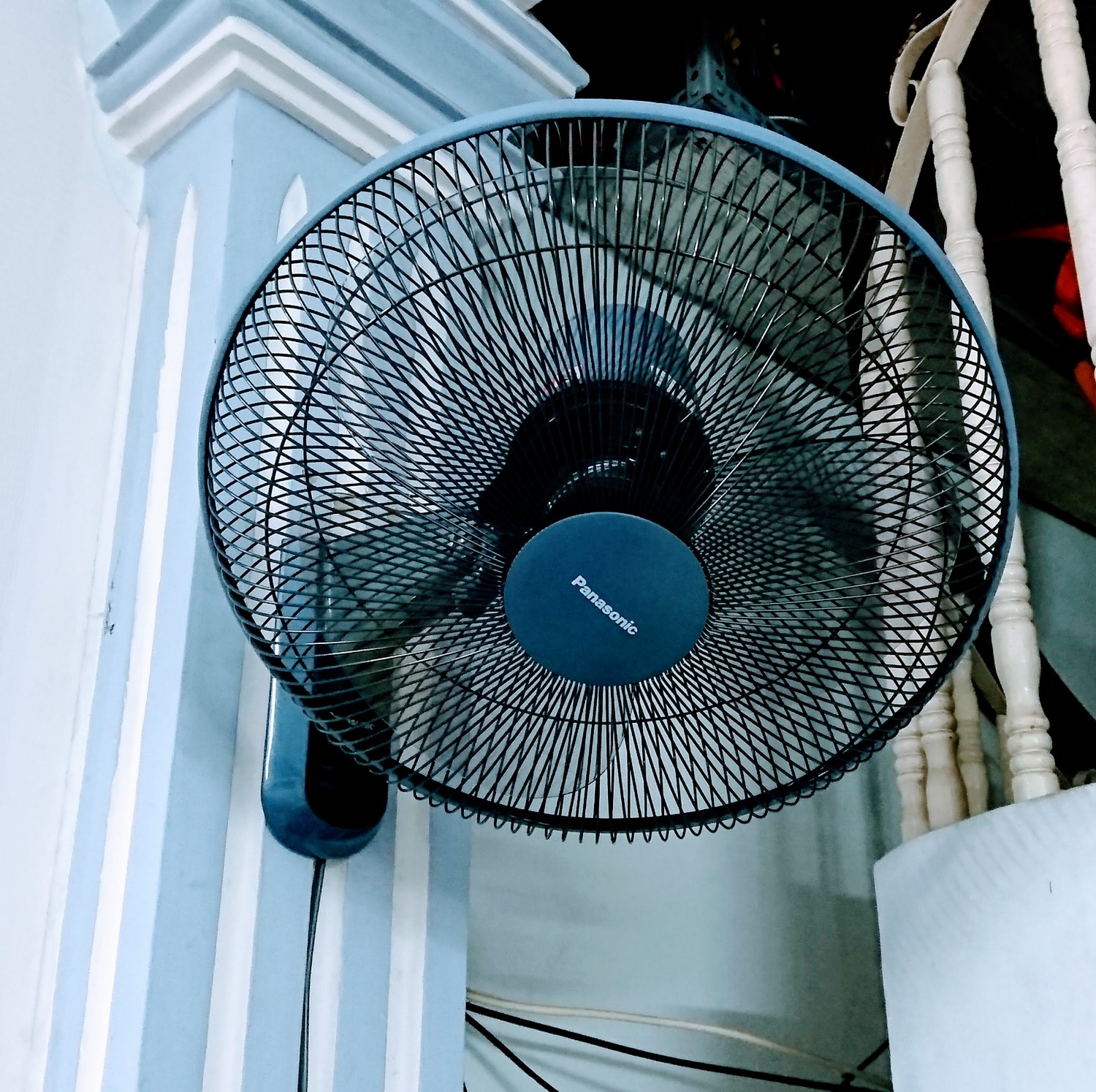 Quạt Panasonic nhập khẩu từ Malaysia. Động cơ sử dụng bạc đạn + với cánh quạt thiết kế chuẩn chạy rất êm và không bị rung. Tuy giá cao nhưng chất lượng hơn hẳn các loại quạt sử dụng bạc thau đại trà trên thị trường. Điều khiển bằng remote thật tiện dụng. Mình mua một lúc 2 cái đặt ở phòng khách thay cho mấy cái quạt đứng, giúp tiết kiệm không gian và thẩm mỹ hơn nhiều.