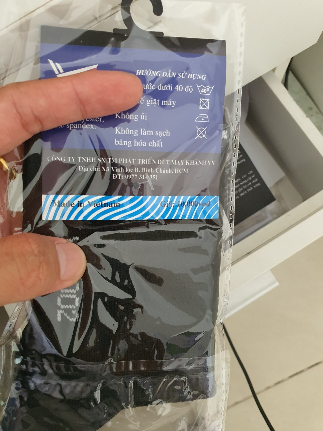 Vừa nhận không biết chất lượng như thế nào nhưng tôi cảm thấy không hài lòng về giá, trên web để giá 20 ngàn/1đôi, nhưng lúc nhận thì hiện rõ giá 10 ngàn/1đôi thà shop k để giá luôn cũng được, chứ như vậy mất lòng tin khách hàng.
Xin góp ý đến Tiki.