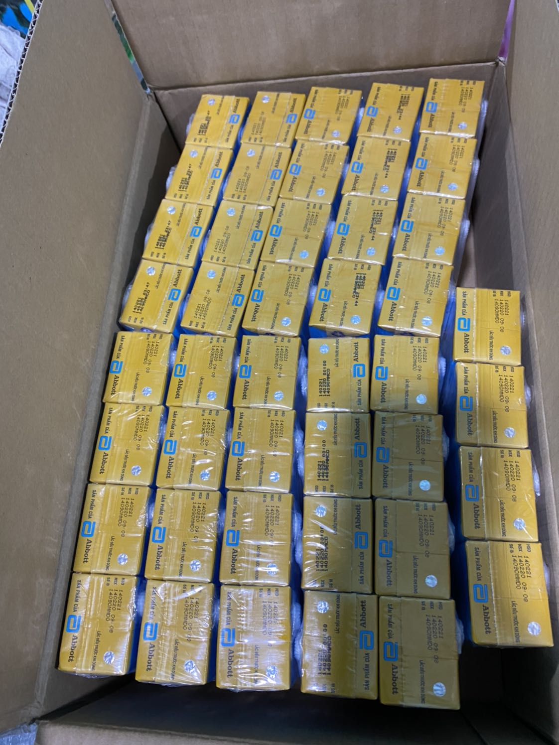 Nhận hàng mở thùng ra có 11 lốc. HSD đóng ngoài thùng thì mờ mịt nhập nhoè. 
Thấy có ghi chú bên ngoài nhưng thực tế ko có giao. Mình là khách hàng lâu năm của Tiki, mua cái gì cũng lên Tiki hết mà liên tục hai trường hợp làm mình thấy thất vọng ghê gớm rồi.