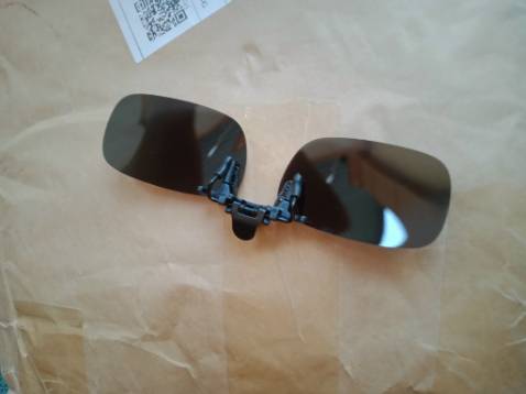 Kính nhìn xịn xò. mắt k gọng nên rất nhẹ. có điều phần kẹp nhỏ xíu thì nhìn thẩm mỹ và ko bị lộ nhưng lúc lắp ra lắp vào cầm hơi thiếu, pải cẩn thận, và k kéo mắt lên xuống đc như 1 số loại kẹp to.