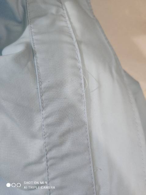 Nút áo đứt chỉ nhiều nơi bung chỉ... Tệ