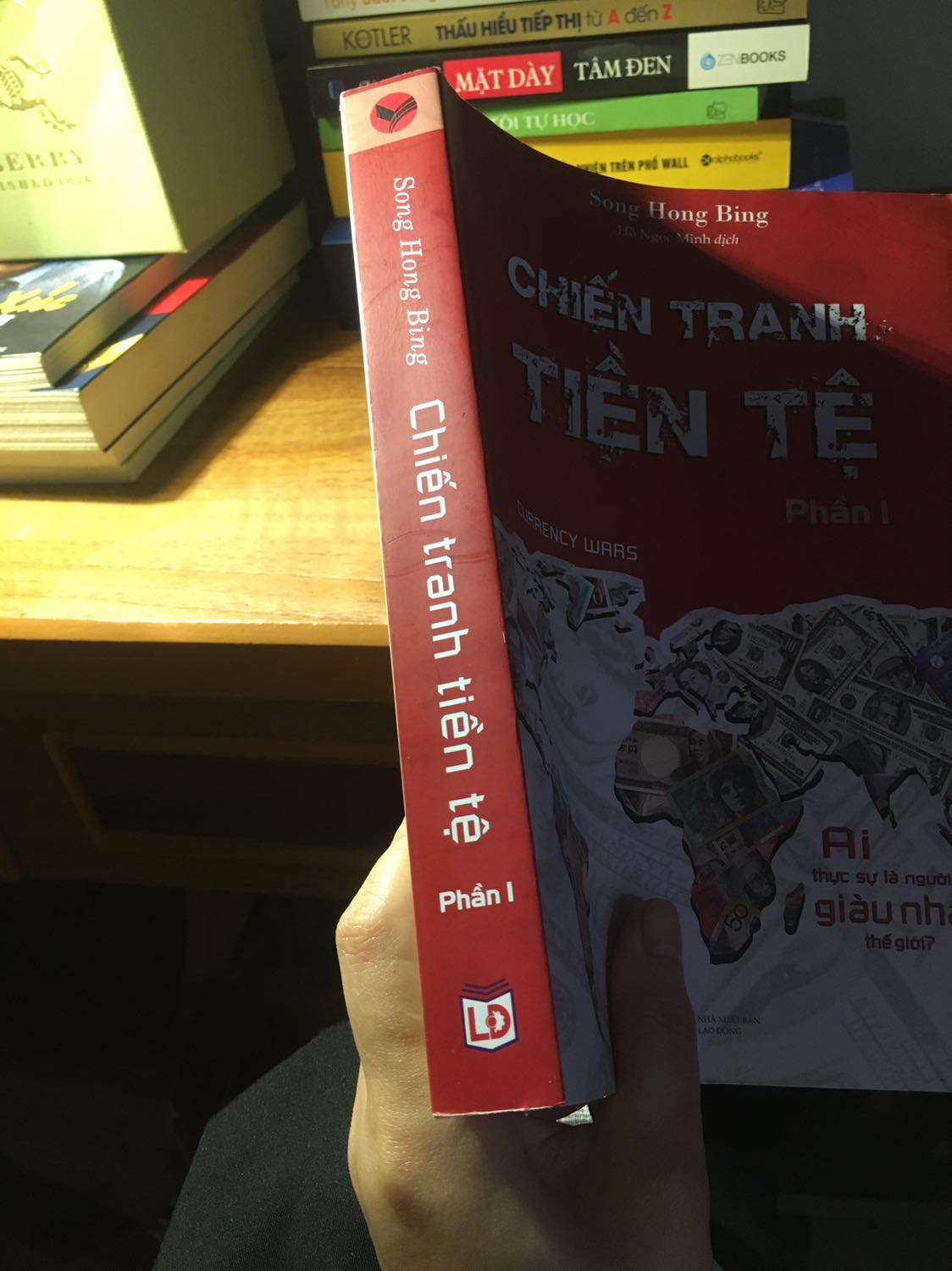 Giao hàng nhanh, nội dung sách rất hay, dành cho những ai thích kinh tế và muốn tìm hiểu sâu hơn về bản chất của tiền tệ. Sẽ cố gắng mua nốt phần ll và phần lll ?
