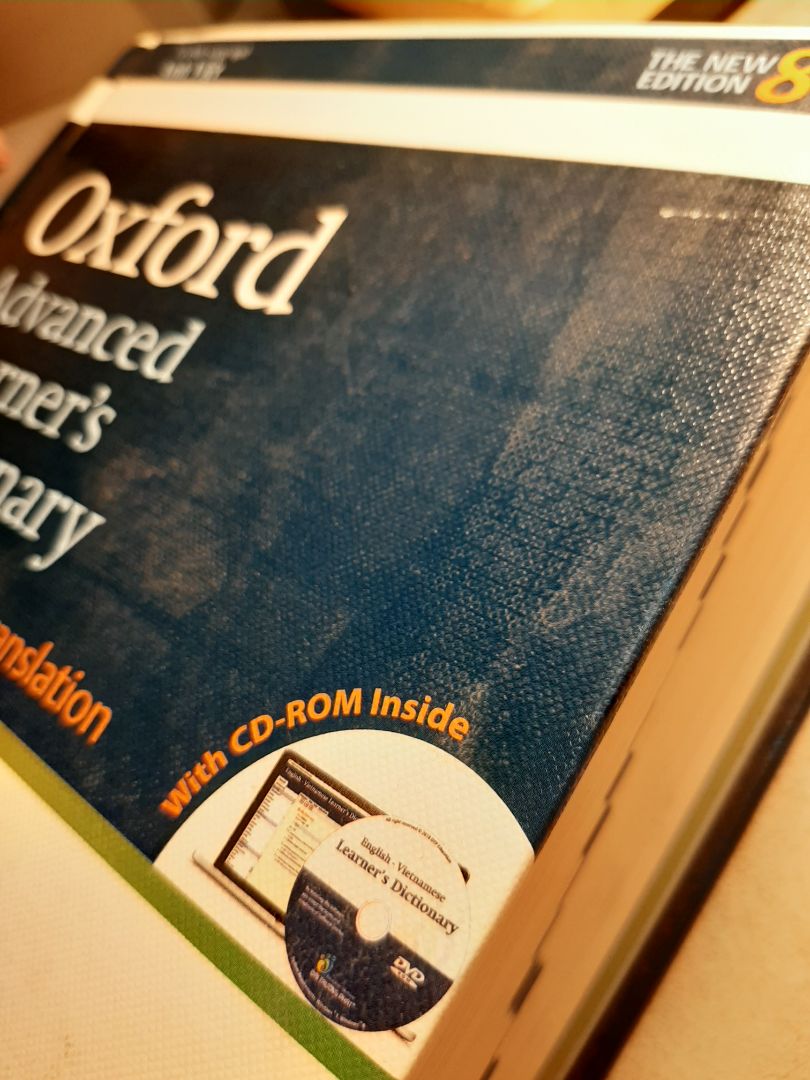 Sách về thì có bị nhăn ở góc chắc là do bên vận chuyển nên mình k đắn đo mấy, còn trên bìa có nhiều vết bụi và bên trang sách cũng vậy, còn có vết xước. Tuy nhiên bên trong rất ok, chỉ tiếc là bị méo góc với bụi bám nhiều thôi. Giao hàng rất nhanh ( 1.5 ngày đặt từ chiều 16 đến sáng 18 là có rồi) do có bụi trước sau và bên giấy , nếp gấp, vết xước nên mình đánh giá 4* còn nội dung thì xịn xò lắm