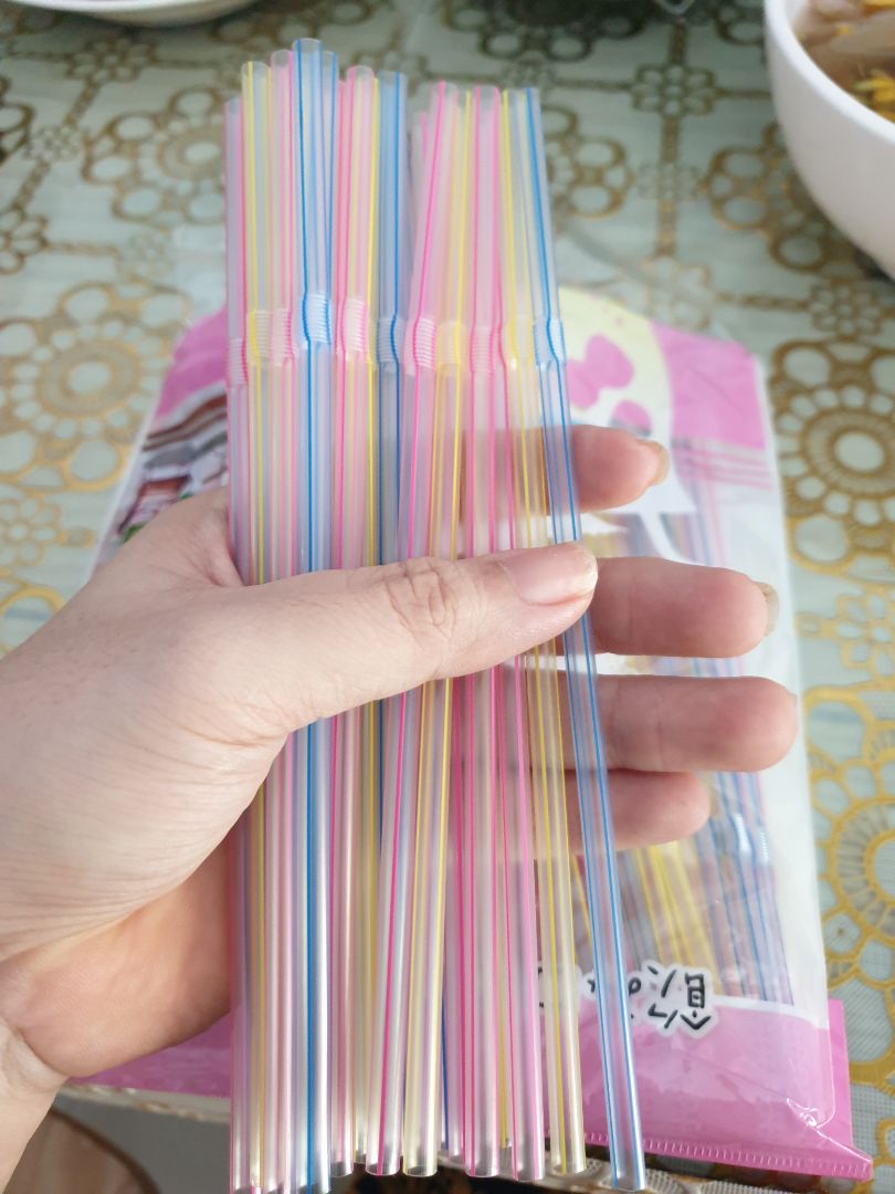 mình mua với giá 44k,  sp y như hình,  màu sắc đẹp,  có điều ngạc nhiên là ống hút rất nhỏ vòng tròn tầm hạt đậu xanh,  chiều dài gần bằng gan tay,  xem lại đúng là 18cm @@@??