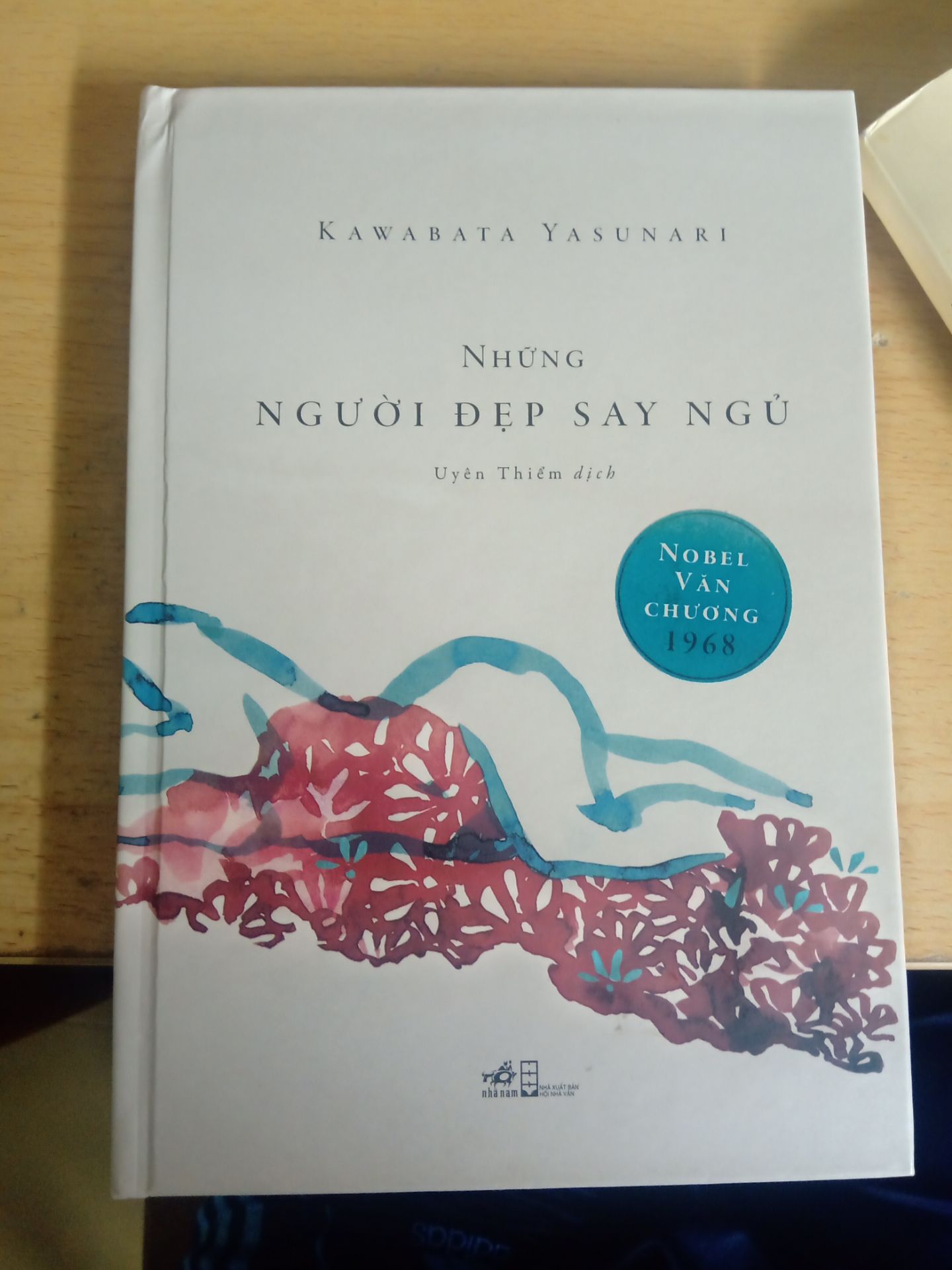 Cuốn sách nội dung rất hay, lời kể dung dị nhưng cấu trúc phức tạp. Được kể theo cấu trúc kịch Noh với 5 phần đúng tinh thần Nhật Bản. có hơi tiếc là sách bị hỏng một chút phần gáy do vận chuyển từ xa, vì vậy hơi thất vọng.