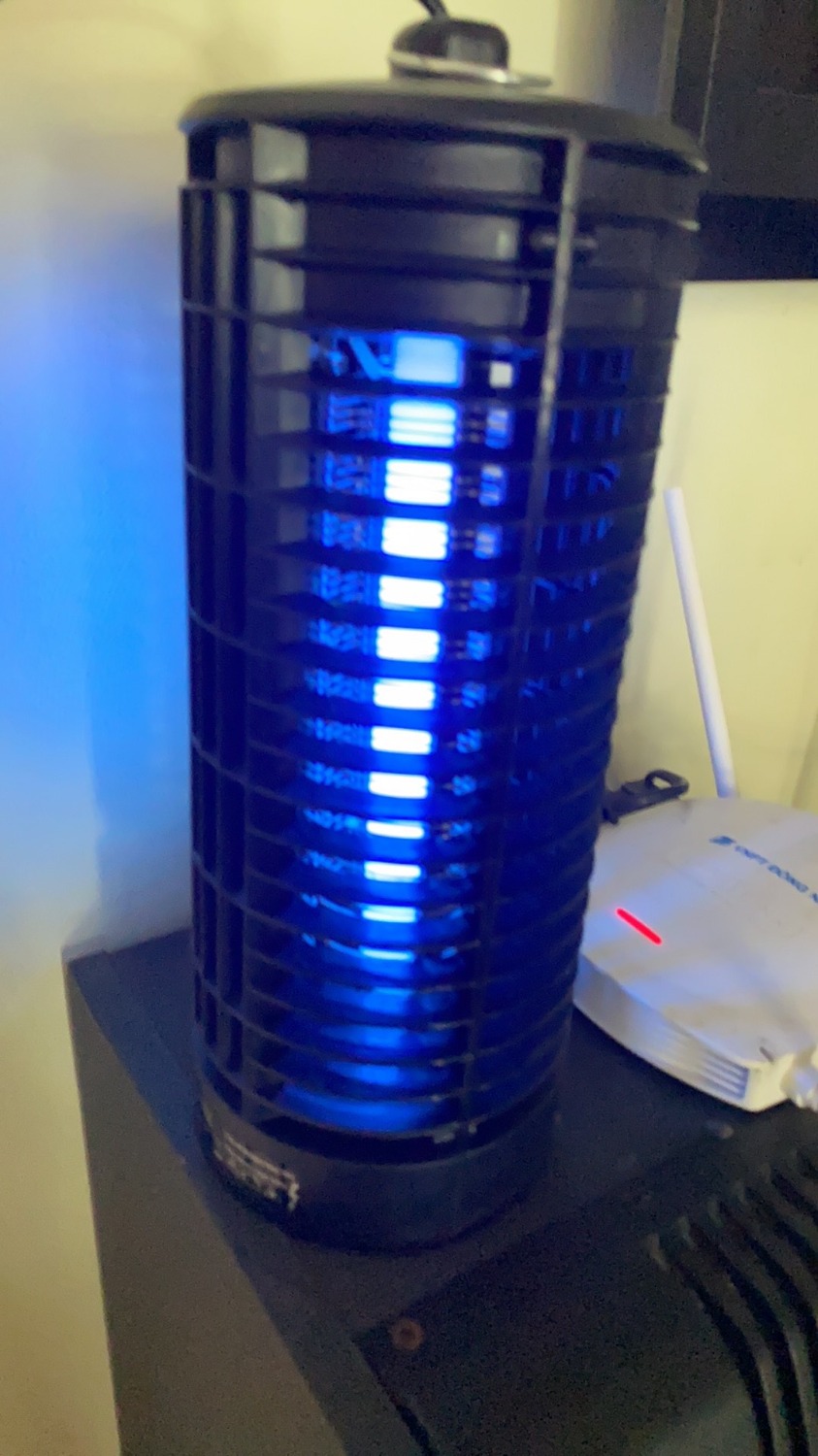 đọc mấy cái 1 sao vk cứ bàn ra, mà tôi chọn thì không sai được mà, đọc thông số kĩ thuật và nhìn cách thức hoạt động thì sao lại chỉ diệt chỉ côn trùng khác ngoài muỗi được, cơ chế đèn muỗi nói chung là dụ muỗi bằng 1 loại ánh sáng thôi, có đèn muỗi nào mà không dùng ánh sáng,  mà bóng đèn này của hiệu fsl cơ mà đâu phải của mấy hãng lôm côm.  Lâu lâu là nổ tạch tạch, sd được 7 ngày bắt được khá nhiều ruồi và muỗi. tiki nên phát triển những sp tốt ntn. tôi rất rất hài lòng. Giờ thì vk cứ vổ *** kaka.