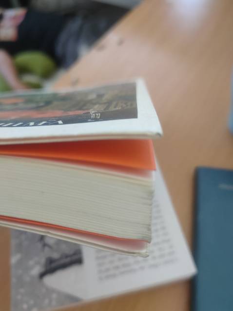 Quyển này là sách cũ đã được sử dụng, bằng chứng là bìa hư hại nhiều, không còn mới, trong sách dấu tay lật mép cũng rất rõ
Mình vô cùng thất vọng với quyển sách mà mình rất yêu thích mong được đổi lại quyển sách này, nếu dược thì mình sẽ vui lòng gỡ đi bình luận xác đáng này