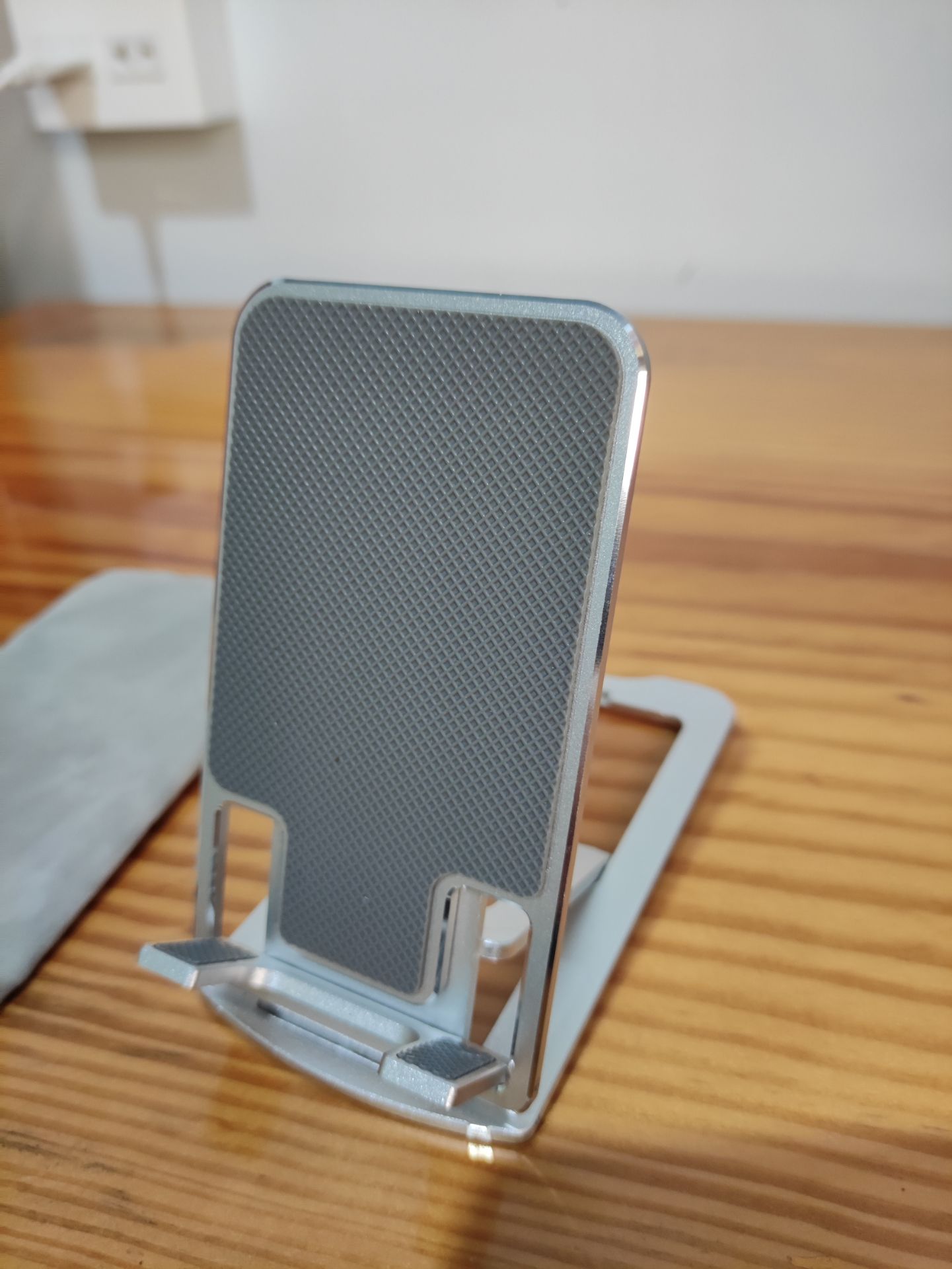 Hộp thì chỉ toàn 1 màu đen, không có chữ hay nhãn hiệu gì cả, rất khác với hàng của khách hàng khác. Sản phẩm thì không sắc sảo như hình quảng cáo hay của khách hàng khác luôn. Lại còn bị trầy trụa nữa chứ. Cảm thấy giá trị sản phẩm rất không đúng với số tiền bỏ ra