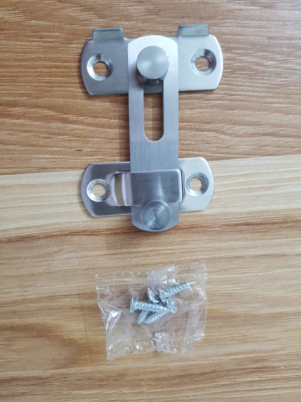 Shop giao hàng nhanh . Sản phẩm dày dặn và chắc chắn . Được tặng kèm bộ ốc vít nên rất tiện .