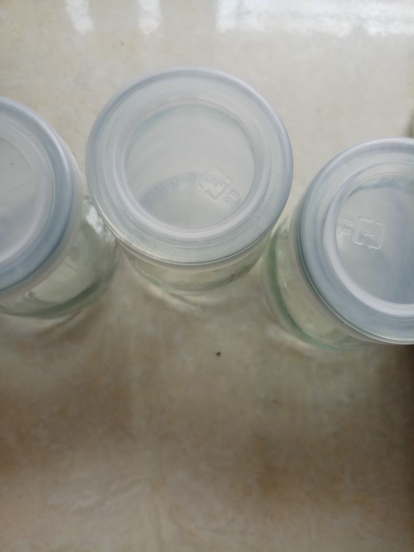 mua màu ngẫu nhiên mà 24 lọ đều màu trắng.