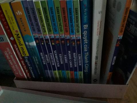 Hàng đặt về nguyên seal sau khi mình được nhận, giá rẻ hơn so với giá thị trường (mỗi cuốn sách 30k được giảm còn 24k), không có rách bìa, trang và không méo cạnh và góc cuốn sách, nhân viên giao hàng đúng thời gian và thân thiện
Về nội dung, hình ảnh thì đẹp, sinh động, không có gì để chê cả, nội dung cuốn sách nói về những thành công nghị lực của các danh nhân nổi tiếng thế giới, mình xin cảm ơn shop cũng như tác giả đã mang đến những nội dung thú vị và những bài học quý giá.