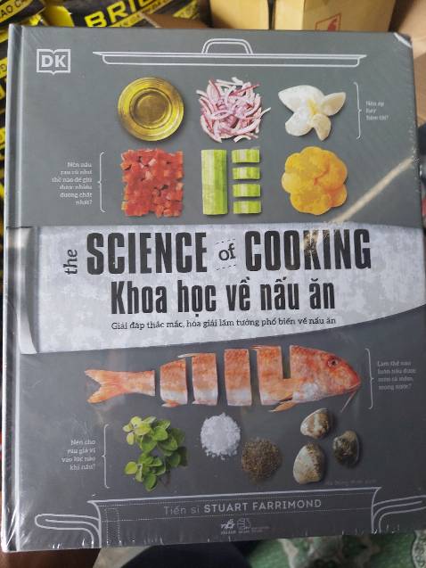 Sách đẹp, giấy in xịn, màu rỏ nét. Nội dung khá hữu ích, nâng cao hiểu biết với những thực phẩm quen thuộc. Giao hàng rất nhanh, đóng gói cũng ok nhunge khui ra thù bị móp góc. Mà mua và đọc sách vì nội dung chứ ko vì cái mác đẹp nên cũng ko ảnh hưởng gì nhiều. Sách trên tiki luôn rẻ hơn giá bìa, tiết kiệm được chút đỉnh trong lúc vật giá phi thiên