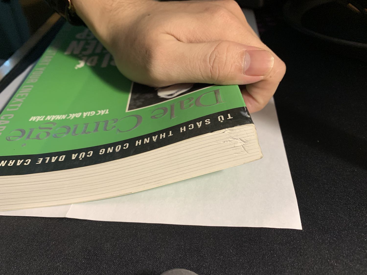 Lần đầu mua sách tiki mà bị vấn đề như vầy:
Bìa thì nhăn, cũ, bên lề thì bạt màu, trang sách thì va chạm hư tổn nhìn quyển sách không có cảm hứng đọc ạ. Tiki có hỗ trợ đổi lại không ạ? Không thì sau này e dừng đặt trên này rồi.