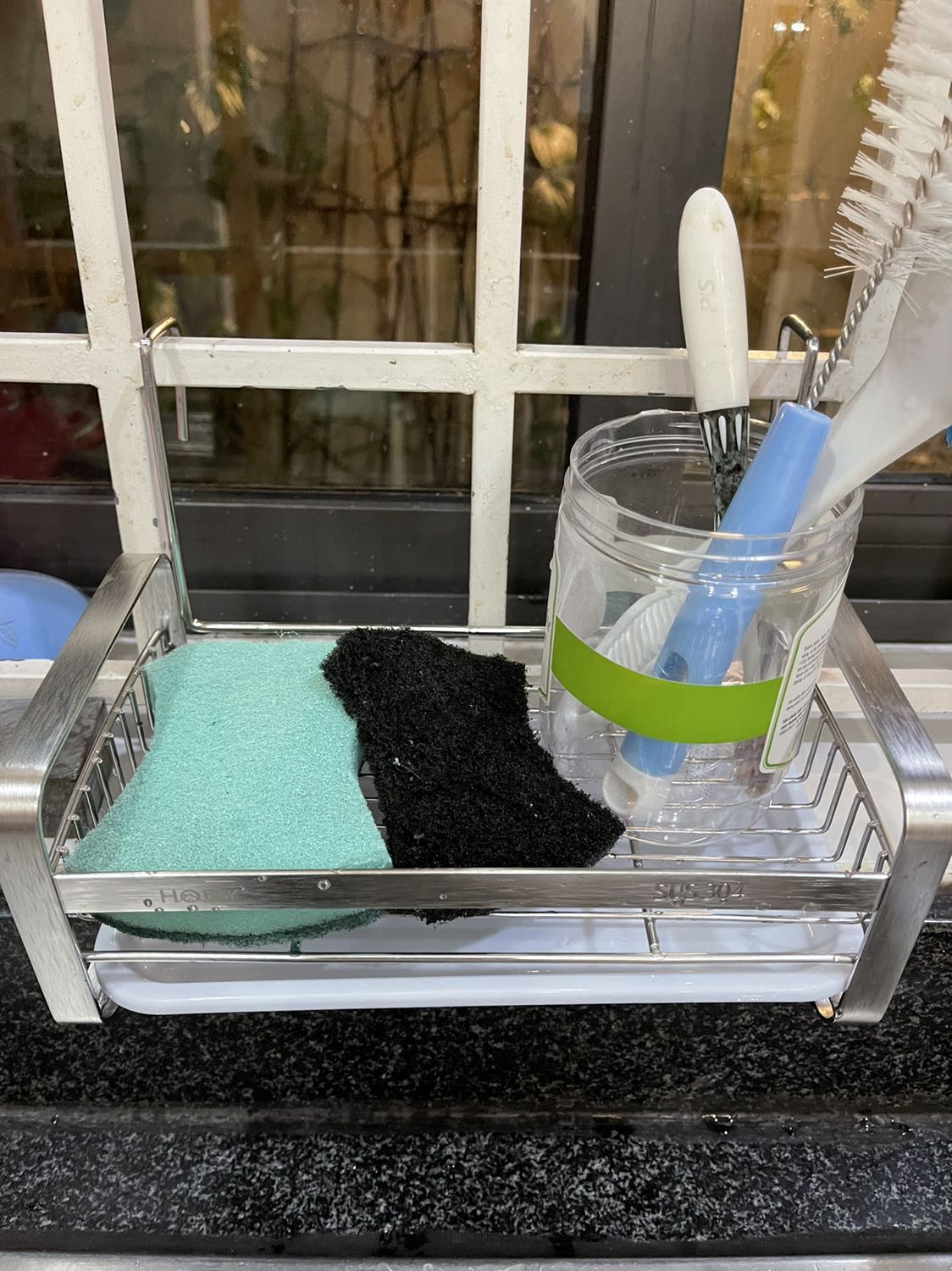 Chất lượng inox thấp. Cái thanh treo khăn vướng lắm không có tác dụng gì, mình phải cắt bỏ. Giá đắt cho sản phẩm bình thường này