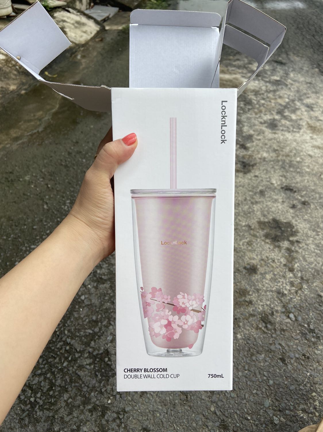 Ly nhìn siêu cute, mình thích hoa anh đào, nhìn cũng đẹp y như hình, giao hàng nhanh chóng, đặt mua chiều tối mà sáng giao liền, nên vẫn thích mua của tiki trading, chưa dùng nên ko biết giữ nóng lạnh sao, nhưng dc tặng kèm 1 chổi cọ ống hút, thấy hơi nhỏ so với cọ mình mua bên ngoài, nhưng ko sao, mình vẫn còn cọ cũ để dùng