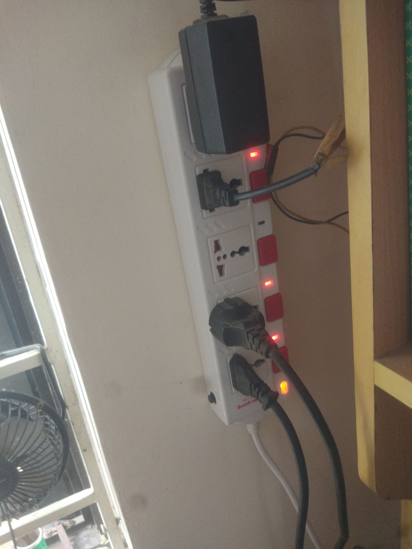 Trước đã từng dùng ổ loại này 4 lỗ dây 2m, giờ mua về loại 5 lỗ này cũng vẫn hài lòng về chất lượng sản phẩm. Có nút tắt nguồn điện cho từng ổ cắm khá tiện, không phải lo rút ra đút vào nhiều lần. Lỗ cắm khít và không bị kẹt chân cắm như nhiều loại ổ khác.