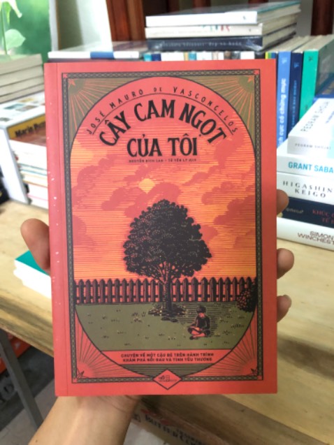 Chắc hẳn đây là cuốn sách được nhiều người đọc, vào các nhóm trên *** thấy cũng nhiều người review, thế nên mình cũng mua một cuốn. Thấy nhiều người khen quá mà mình đọc xong cứ thấy bình thường, gần như không có nhiều thứ đọng lại, tất nhiên đây là ý kiến chủ quan thôi, mỗi người sẽ có cho mình một cảm nhận khác nhau. Mình thấy câu chuyện không thật sự xuất sắc như lời đồn, tuy vậy cũng không hẳn là tệ. Mình đánh giá cuốn này 6/10 điểm. Về vấn đề bán hàng của Tiki thì không có gì để nói, hầu như tất cả sách mình đặt đều được đóng gói rất cẩn thận, rất rất ít sách bị cấn móp, nói chung okeee
