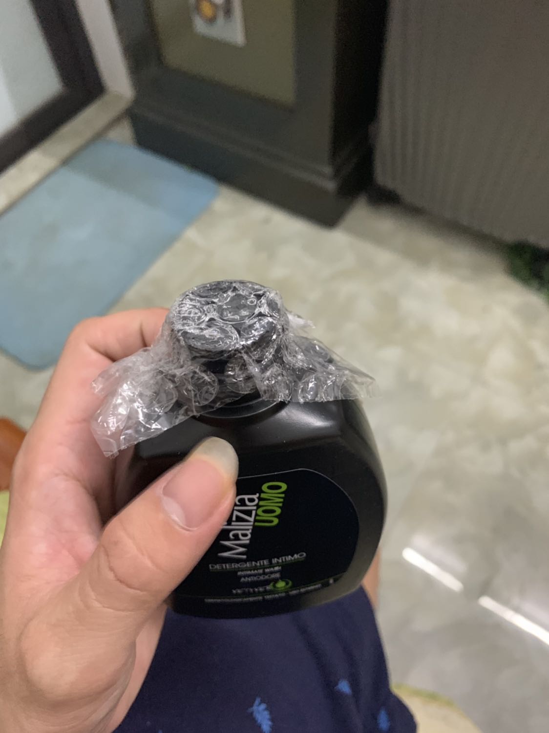 Mình mua rất nhiều hàng của tiki lần nào cũng ưng ý nhưng lần này thì quá thất vọng, mình mua sản phẩm dung dịch vệ sinh của ý hàng nhập khẩu mà khi nhận hàng thì đã bị tháo ra như thế nào bịt miệng bằng ni lông nắp bao thì không thấy đâu chảy ra miệng ! Quá thất vọng