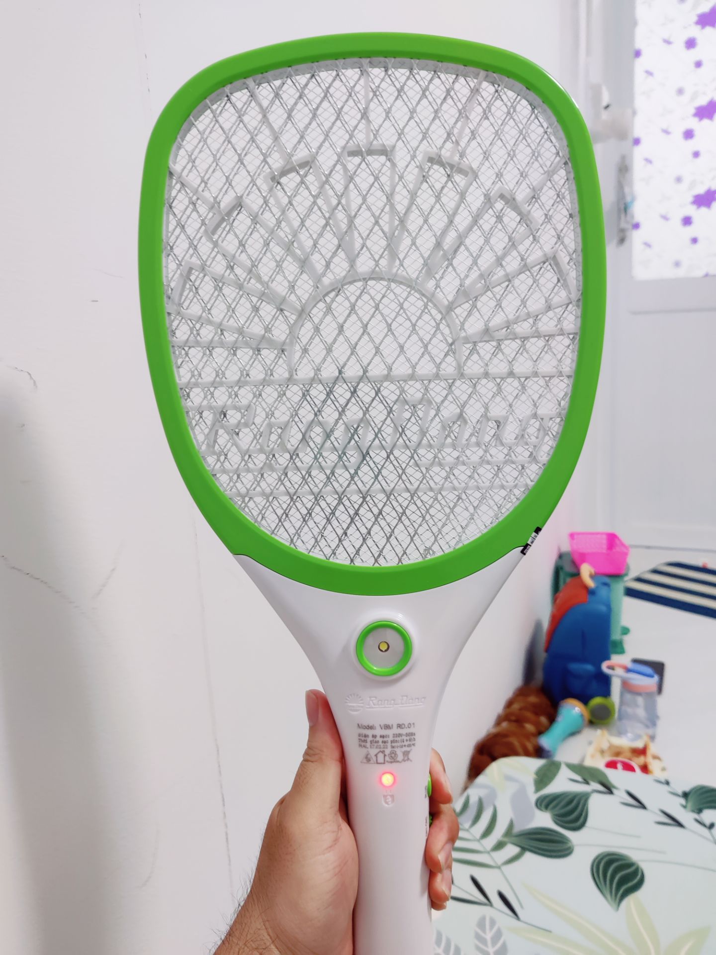 Vợt đẹp chắc chắn, độ hoàn thiện cao hơn những loại khác mua ngoài tiệm trước đây. Tiếng nổ lóc bóc nghe sướng tai, có điều đèn led ko được sáng lắm. Hy vọng dùng được lâu.