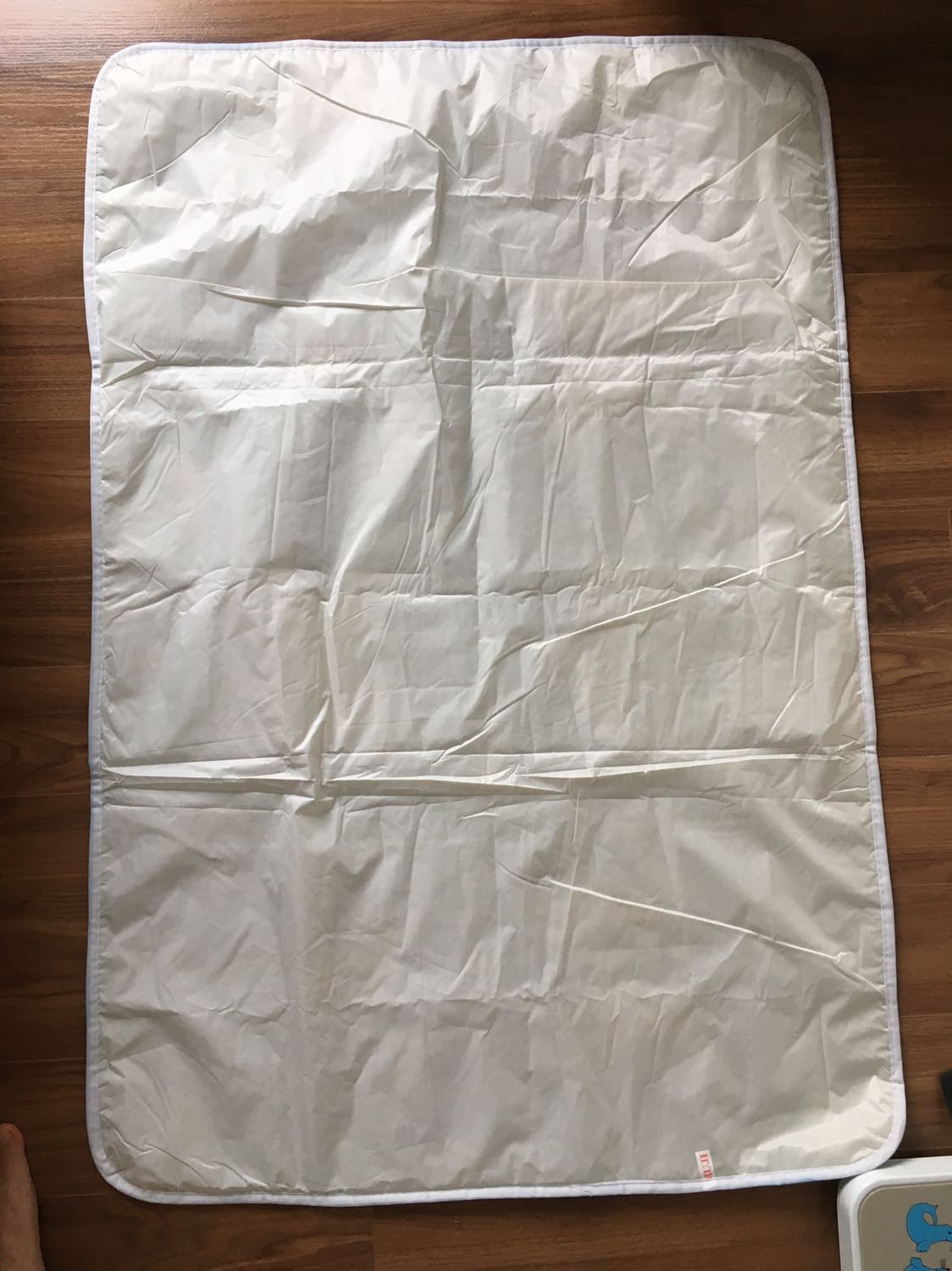 Chưa sử dụng nên chưa biết độ thấm hút và mát nóng thế nào nhưng nhìn hình thức thì khá ưng. Mặt trên là cotton, mặt dưới là nilon, viền bo chắc chắn. Tiếc 1 điều shop ko cho chọn màu. Mình mua cho con gái nên thích màu hồng hoặc hoa văn điệu đà hơn.