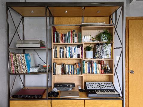 Kệ này khi nhận hàng sẽ chỉ là những miếng gỗ đơn lẻ, mình sẽ phải tự lắp theo hướng dẫn mô hình, cũng không quá khó nhưng mà note để các bạn cân nhắc trước khi mua nếu muốn về dùng liền. Kệ không quá nặng, tầm 28kg nên mình chế lên tủ quần áo dư ở nhà ra giá sách xinh xinh như hình nè.

Thời gian giao hàng có trễ so với dự kiến, mình phải gọi điện Tiki để hỏi thăm và thúc đơn đi cho nhanh, nếu mà ko gọi thì mình cũng ko biết Tiki có biết để đẩy đơn đi không nữa.