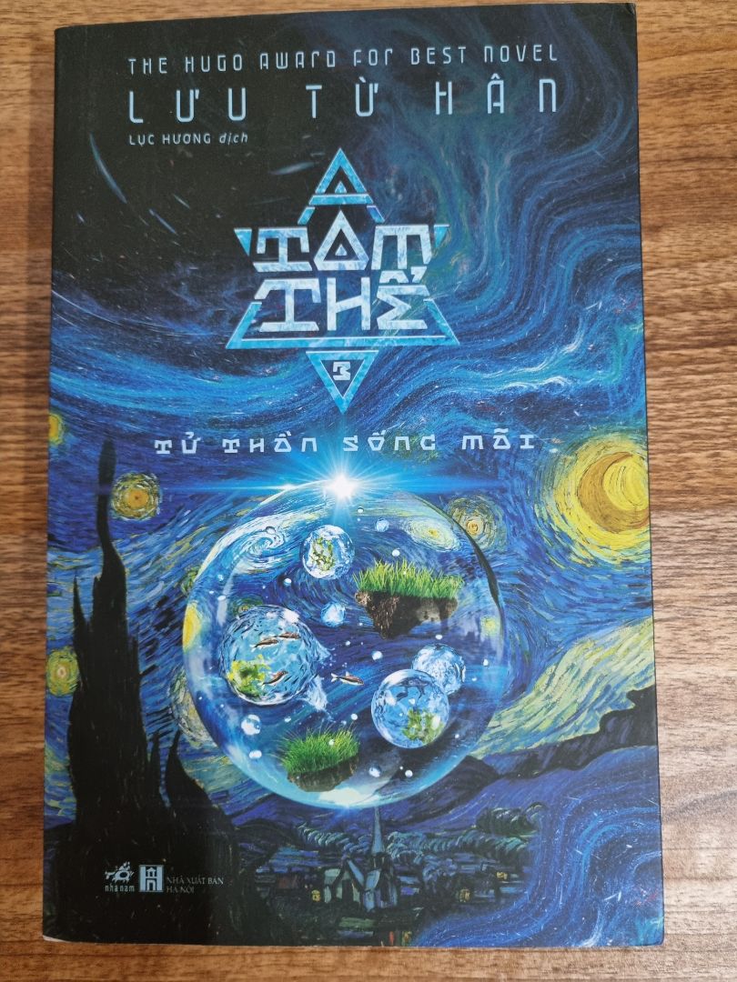 Cuối cùng cũng cầm trên tay tập cuối tam thể. Có thể coi đây là tiểu thuyết khoa học viễn tưởng khá xuất sắc. Từ phần 1 đã sức cuốn hút nhất định, có cả khoa học tự nhiên và khoa học xã hội. Kết thúc khiến ta phải suy nghĩ về nhiều thứ, về những thứ ngoài không gian rộng lớn. Đấy coi như là một thành công của tác phẩm.