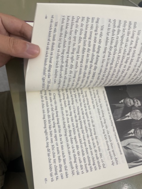 Sách giao nhanh, đóng gói 2 3 lớp rất kỹ nhưng kẹp chặt quá làm quăn góc. Không biết lỗi nhà in hay bán sách giả mà sách bị đảo lộn mấy chục trang, trang 32 xong nhảy tới trang 49, xong trang 64 nhảy về trang 33, tới trang 48 lại nhảy tiếp tới trang 65. Bên trong các trang nhảy rất dơ như kiểu cắt ghép