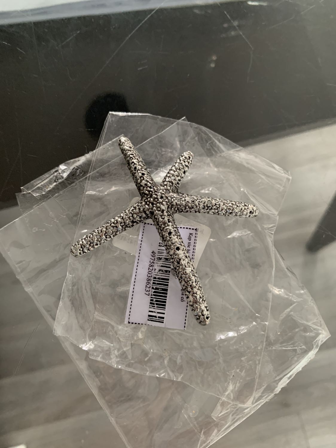 Shop ơi kẹp xinh mà rơi mất miếng nẹp ở giữa nên không dùng được. Mong Tiki hỗ trợ báo shop nhé. Thanks