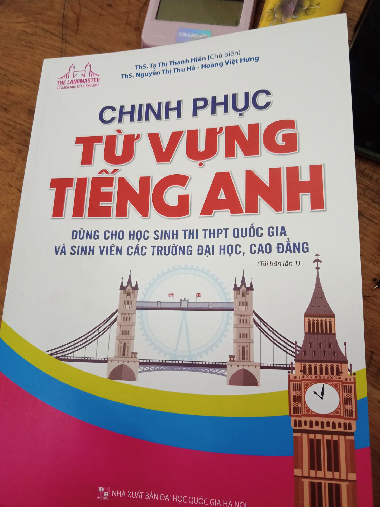 giao hàng muộn 2 ngày, đóng gói ko cẩn thận, bìa bị bẩn, nhăn