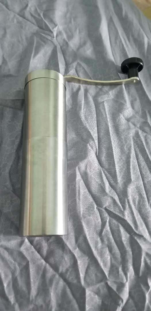 Từ lúc mua sản phẩm cho đến bây giờ tay tui to lên hẳn. Quay tay đều mỗi sáng trước khi làm việc. 
Dễ sử dùng và vệ sinh. duy nhất điểm trừ đó là phần đựng cà phê đã xay bằng nhựa. Tui chưa biết làm sao để vệ sinh nếu nước hoặc bả cà phê mịn lọt vào bên trong vì không biết cách nào tháo nó ra. Mặt khác bánh quay bằng đá, tui nghĩ độ bên và không bằng thép (nước chảy đá mòn, quay tay nhiều có thể gây bể bánh quay), mặt khác đá không an toàn cho sức khỏe bằng thèm nếu bị bào mòn vì bột đá có thể hòa lẫn vào bột cà phê khi xay.