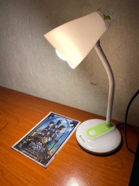 - Mình tham khảo thấy trên top sp bán chạy thì thấy k ưng lắm những sp đèn thế hệ mới vì ngại k thay được bóng nên vẫn quay về với Rạng Đông. Mình thấy mẫu này đơn giản mà đẹp nên quyết định chọn.
- Mình bất ngờ vì đèn cầm chắc tay lắm luôn ấy. Màu xinh, đèn sáng đủ dễ chịu và kết cấu chắc chắn, yên tâm khi sử dụng. Mình tìm mua mà thấy ít người đánh giá quá nên mình sẽ đánh giá thực để cho ai cần thì nên cân nhắc mua loại này nha :D Trên đầu đèn có 2 cái nhánh cây xinh chưa này.
- Mình mua bên shop giá rẻ nhất sàn luôn, hàng chính hãng, đóng gói cẩn thận lắm nhé.
- Xứng đáng chất lượng trong tầm giá 👍