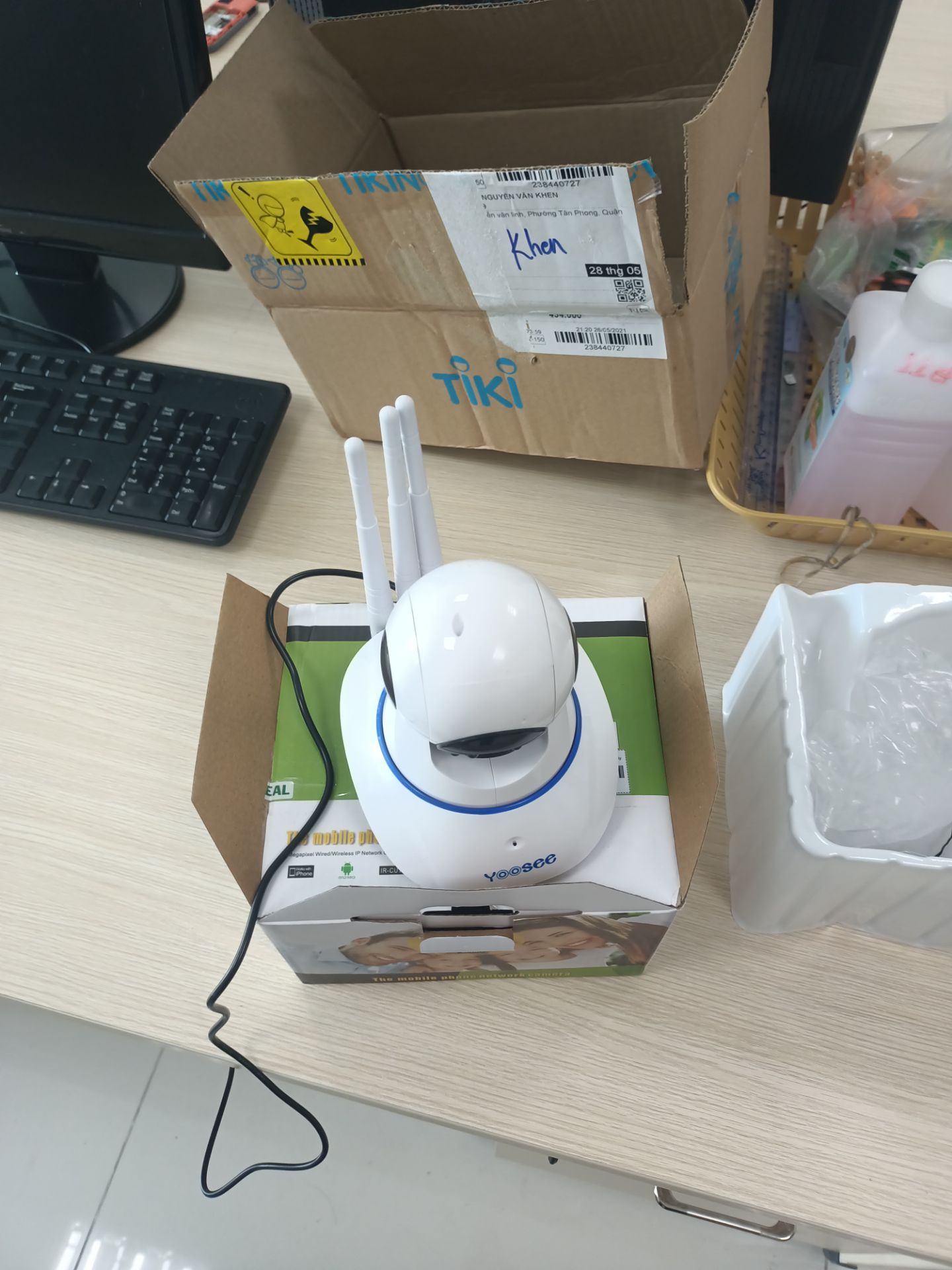 shop ơi camera này sao mình cắm nguồn nó không chạy gì hết, cầm camera nghe tiết lắc cắt như có óc vít gì rôi bên trong ấy! giờ phải làm sao?