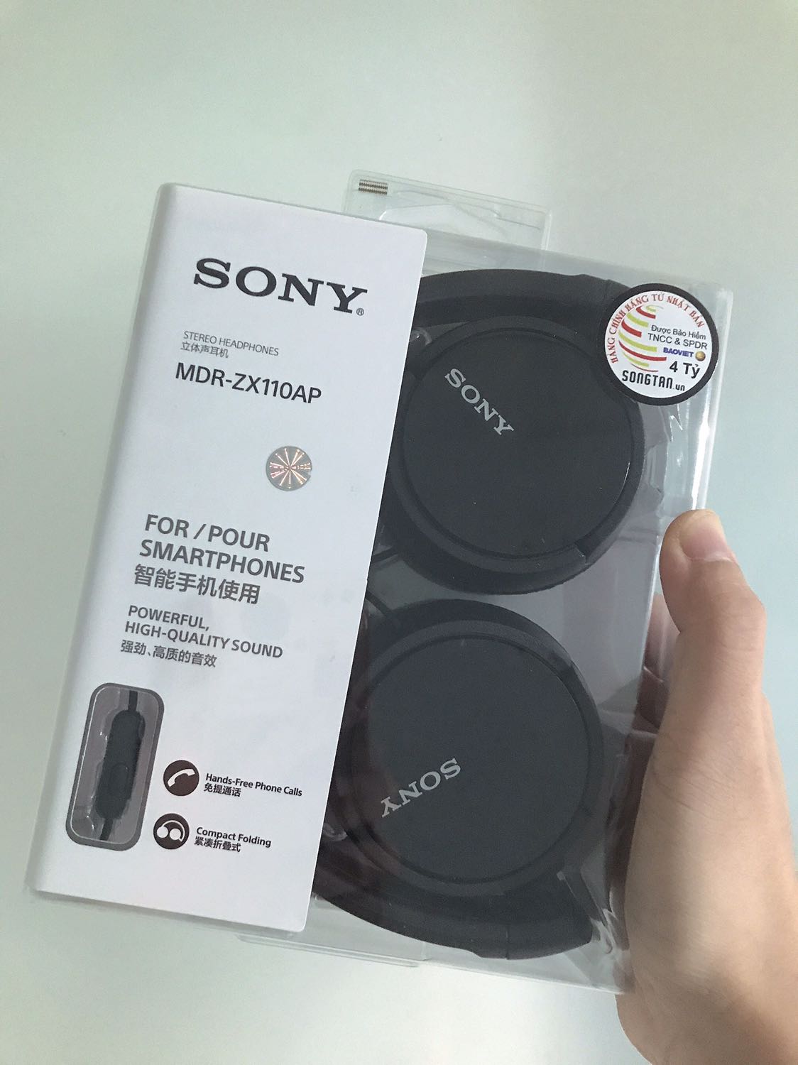 Sản phẩm đẹp, sang trọng, headphone đeo nhẹ rất êm, điều chỉnh độ rộng linh hoạt để vừa tai khi đeo. Thu nhỏ, gọn sản phẩm lại để mang ra ngoài rất tiện. Phần chụp tai có kích thước vừa phải, vừa cảm nhận được chất lượng âm thanh rõ ràng của âm nhạc, vừa có thể nghe được một phần âm thanh nho nhỏ từ môi trường.
Về âm thanh, mình nghe nhạc cổ điển và cũng có nghe nhạc sôi động Âu Mỹ. Âm bass, mid tốt, êm, thể hiện rõ nét, tự nhiên làm bài hát trở nên sinh động. 
Nó chỉ có nhược điểm một chút là bị tạp âm xíu, vì nó không phải over ear dành cho các bạn chuyên nghiệp làm nhạc, âm thanh trong phòng thu. Phù hợp cho các bạn có nhu cầu thưởng thức âm nhạc ở mức độ khá và cần mang di chuyển nhiều. Ngoài ra, nó còn phù hợp cho các bạn văn phòng ít tiếp xúc với khách hàng như mình.
Đóng gói sản phẩm rất kỹ, tránh rung lắc mạnh khi giao ảnh hưởng đến sản phẩm. 
Giá cả hợp lý.
Nói chung về sản phẩm của Sony mình luôn tin tưởng và lựa chọn. 
Mình cảm ơn ạ.