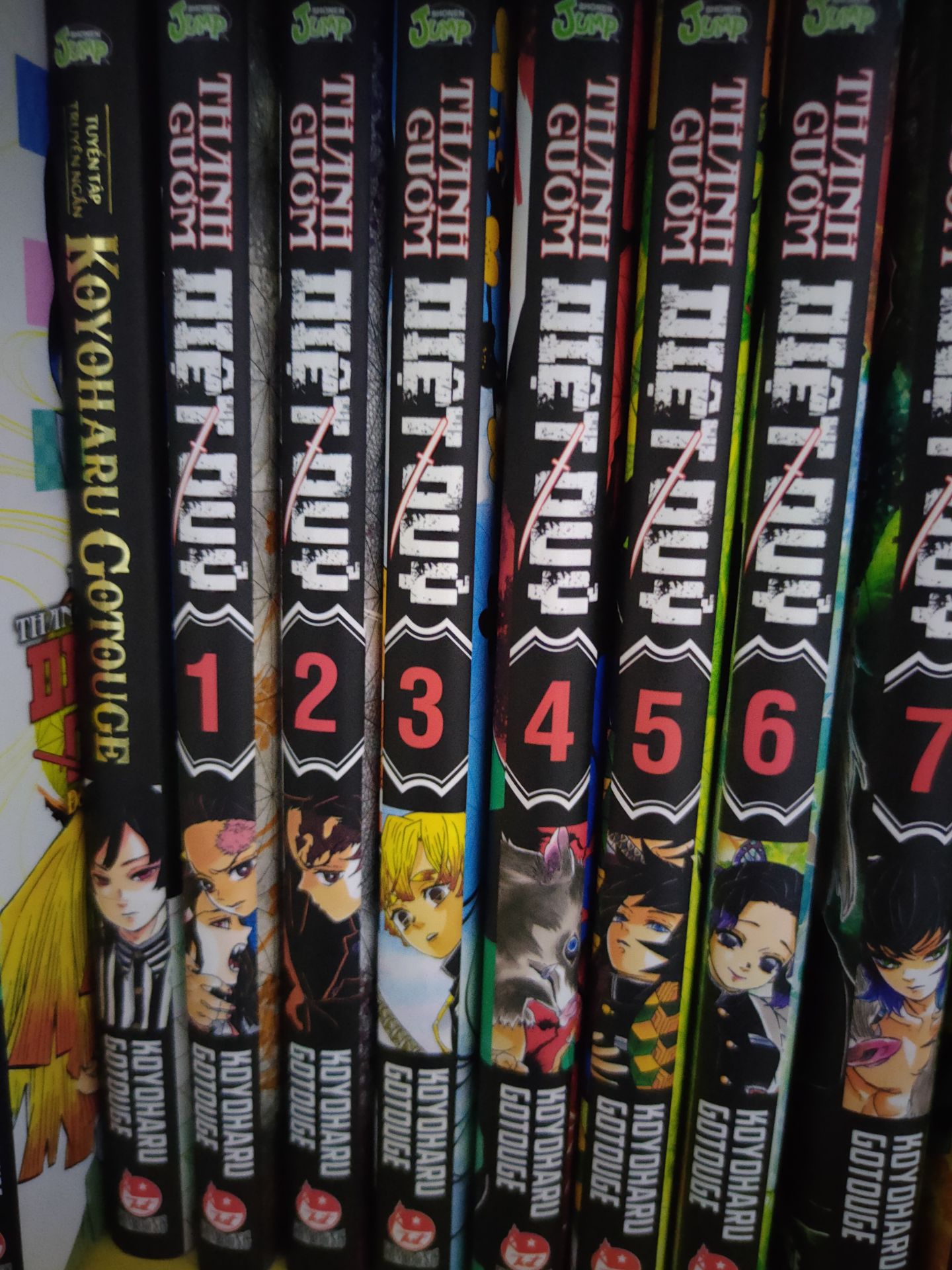 Truyện siêu hay! Mik đọc lâu rồi mới đánh giá_ Mik thấy đa phần mọi người bt truyện qua anime    ( mik cũng vậy :)))))) ) Nét siêu đẹp luôn, mua về để đọc hay làm mẫu vẽ cũng Okela. Với 1 con wibu ngày đi học, đêm cày anime như mik thì đọc truyện cũng dzui dễ sợ. Ko liên quan nhưng mik chúc các bạn thi tốt ?. Cảm ơn vì đã đọc :-)