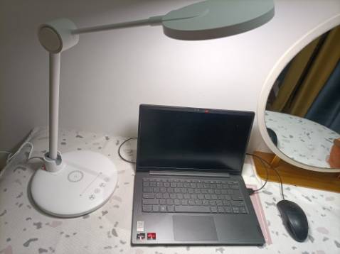 Mua được em đèn này quá là ưng ý luôn. Độ sáng có thể điều chỉnh được, 3 mức độ. Các phần của đèn cũng có thể gấp lại được, bàn làm việc gọn hơn, không tốn diện tích. Có tích hợp sạc không dây, vừa đọc sách, làm việc...vừa tranh thủ sạc điện thoại được luôn. Điểm thích nhất ở đèn này là có thêm 1 đèn phụ, màu RGB lung linh các thứ, nhìn chill phết, xanh đỏ tím vàng các kiểu. Shop tư vấn bán hàng nhiệt tình, bảo hành dài hạn nên mình cũng yên tâm sử dụng. Giá cả hợp lý nữa, mnh sẽ ủng hộ shop dài dà hhhh