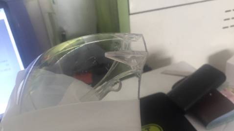 Mình đặt 10 cái nhưng nhà cung cấp chỉ giao 9 cái (thiếu 1 kính) và đi kèm 6 vỏ hộp đựng (thiếu 4 vỏ hộp), trong đó có 3 cái thì trầy xước.