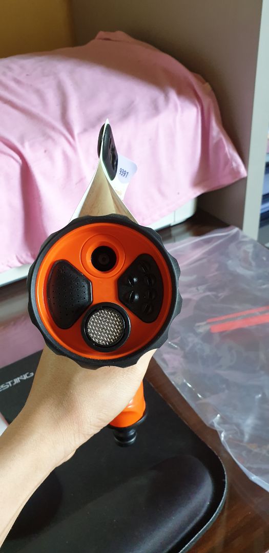 lúc mới nhận hàng thì rất ok. nhựa tốt, cầm chắc tay, 4 chế độ. nhưng được vài ngày thì bị hư chỗ vặn chuyển chế độ tưới. nó k còn rắc rắc khi vào khớp nữa và bị chảy nước xuống tay cầm. k đáng với tầm tiền. mình mua 380k