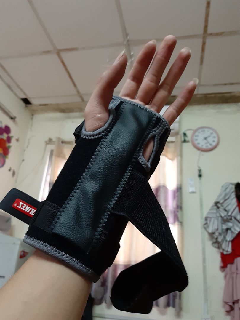 Sản phẩm đóng gói cẩn thận , đúng như hình ảnh . Giao hàng 4 ngày là nhận được sản phẩm . Làm bằng da nên khi mới mở có mùi hôi hôi