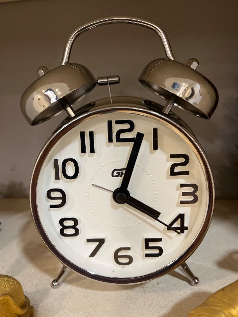 Nhận được đồng hồ nhưng lắp pin vào nó chạy được 1 ngày rồi chết hẳn.