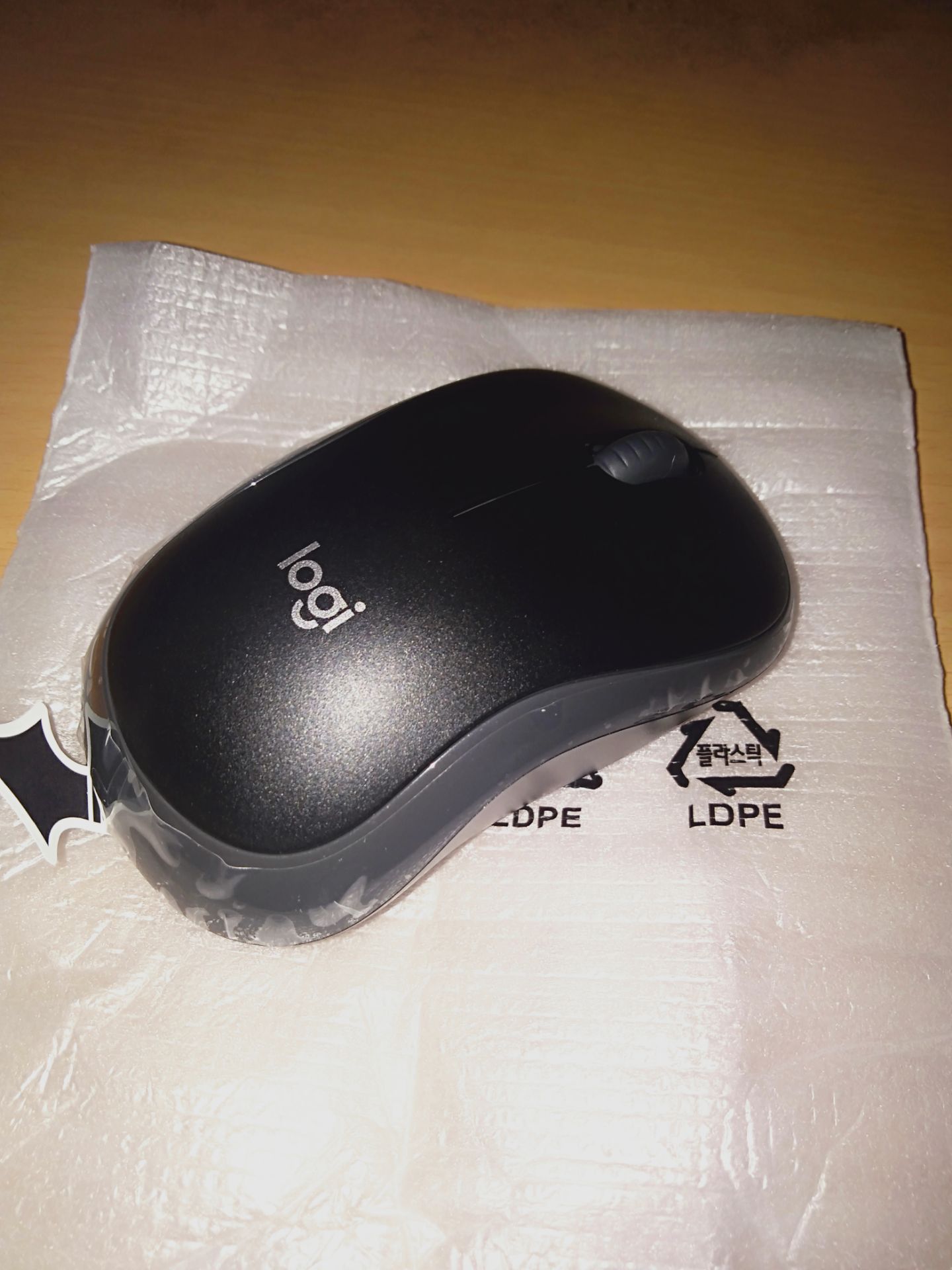 Giao nhanh hơn dự kiến gần 1 tháng 😂 hàng chính hãng có đủ giấy bảo hành, chuột nhạy cực, vừa cắm đầu đọc vào lap là chạy ngon ơ luôn, gói kỹ mà khui muốn đổ mồ hôi, hàng giống hình, shipper thân thiện kiên nhẫn, so good cực kỳ hài lòng... giờ chỉ đợi mấy đơn còn lại đặt tiki từ đầu tháng 8 tới đầu tháng 10 chưa thấy giao thôi 😅