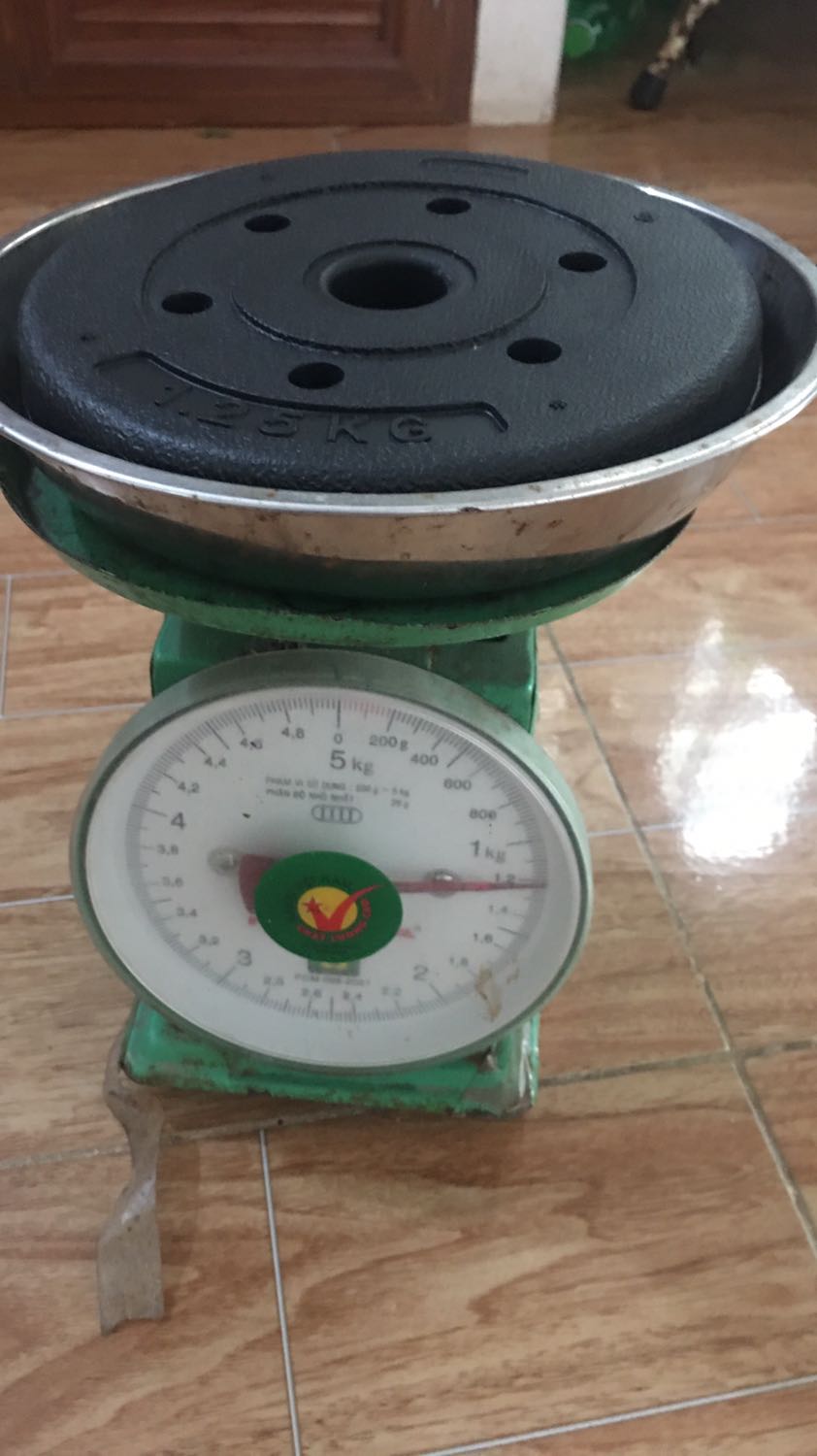 Tạ đẹp, đầy đủ phụ kiện. Tuy nhiên khối lượng mỗi quả tạ không đúng. Tạ 2.5kg thì chỉ được 2.4 kg; tạ 1.25 kg thì được có 1.2kg; tạ 3kg còn 2.8kg @@