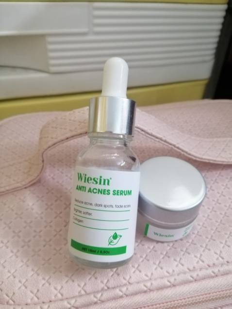 Giao hàng nhanh, đóng gói cẩn thận. Mua xài được 2 hôm nhưng cảm giác cũng rất thích, kem mịn, thấm nhanh, ko bết. Xài thêm nữa mới đánh giá công hiệu ra sao