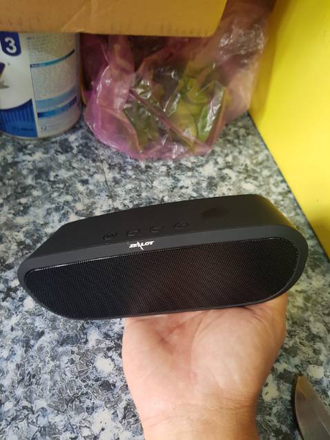 Loa thích hợp với giá tiền, âm lượng vừa đủ, thiết kế đẹp, chất liệu cũng chất lượng. Dĩ nhiên với loa nhỏ này thì tính tiện lợi được đặt lên hàng đầu, chứ không phải là chất lượng âm thanh.