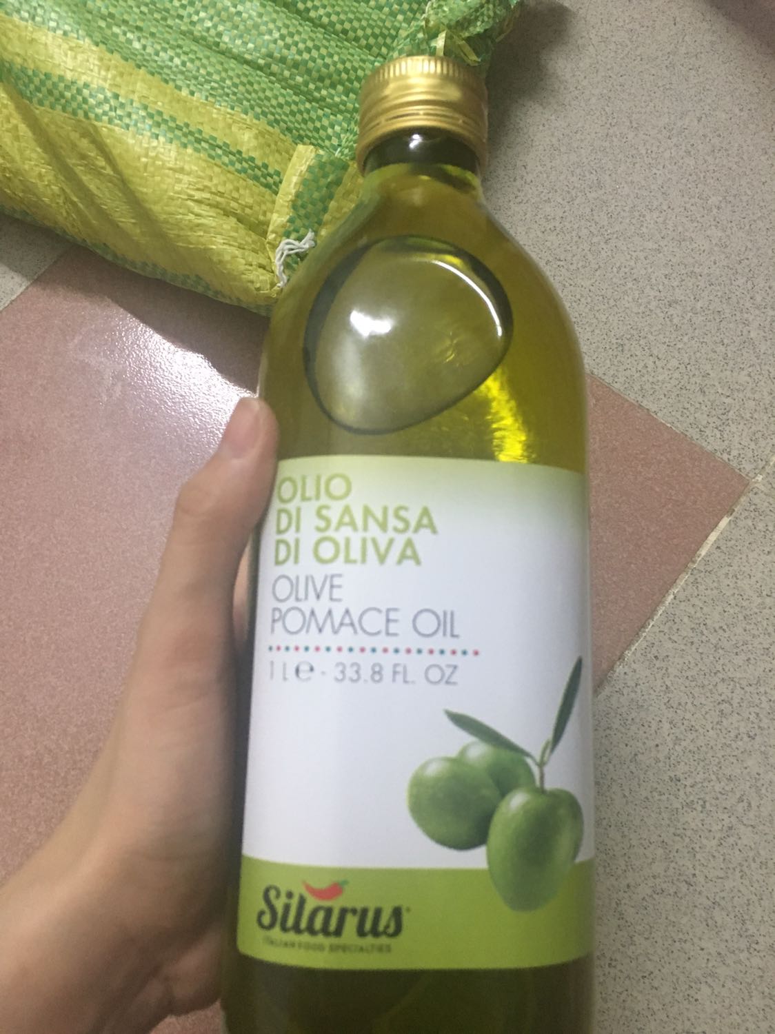 Mình bắt đầu dùng dầu oliu từ 1 năm trở lại đây, cảm nhận món ăn có vẻ ngon hơn nhưng giờ mới dùng đến loại này. Được biết đây là loại có thể xào nấu, mẫu mã đẹp, đóng gói chắc chắn, highly recommend nhé mn