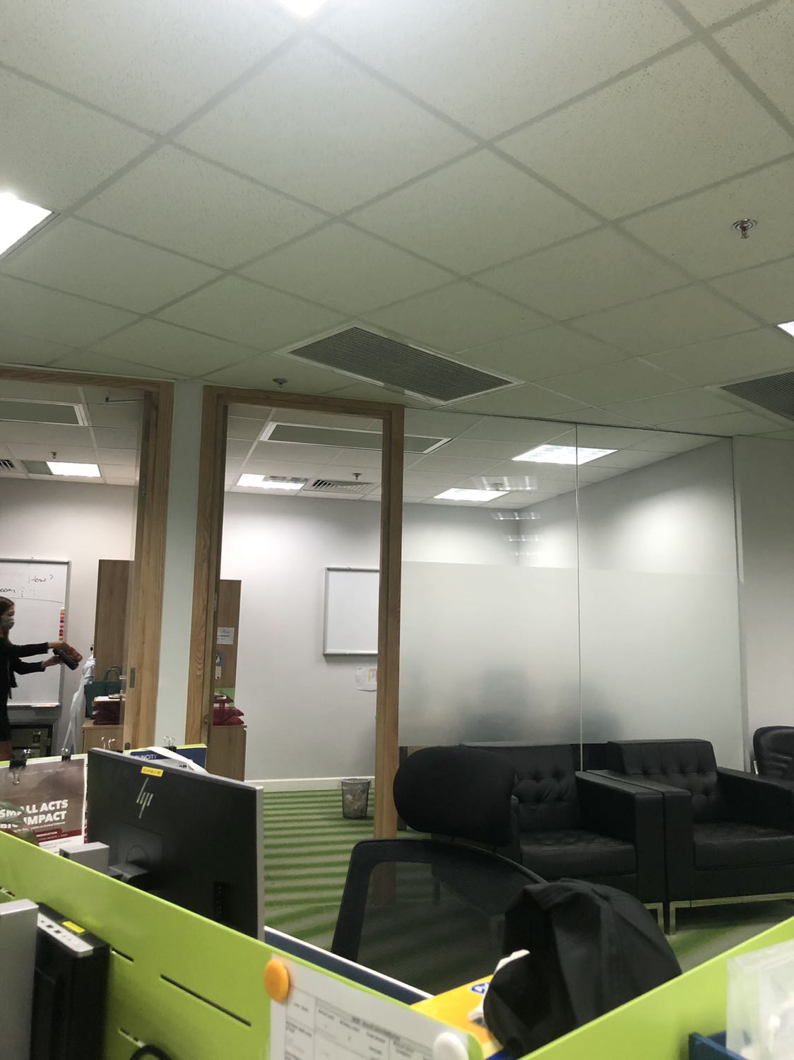 San pham khong nhu quang cao, tuy nhien tam chap nhan duoc vi neu mua to nua la bi tham nhieu nua. Dung tam thay the thi cung dc