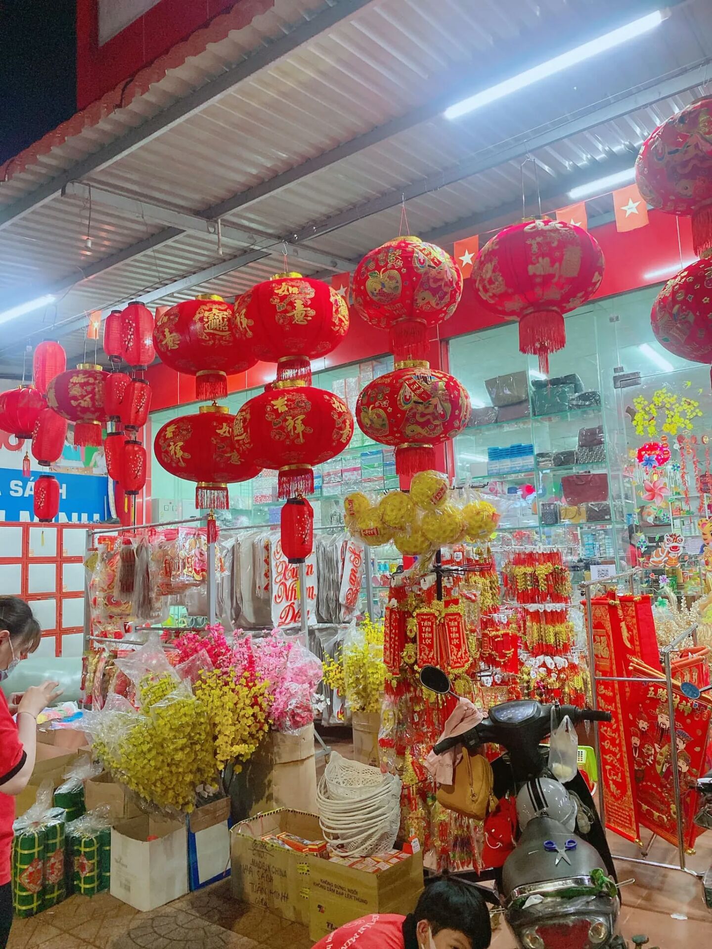 vấn đề là giao cho mik thiếu 2 cái nấc trên chắc do đơn nhiều quá.mà lỡ r ko bt lm sao sắp tết đành phải chấp nhận. nếu có lần sau mong shop chuẩn bị hàng kĩ hơn, shop hỗ trợ vs rep tin nhắn khá nhanh