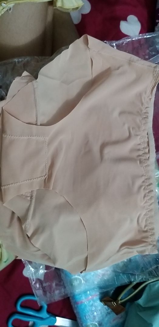 Sản phẩm nhìn không giống hình lắm, cảm giác như là lấy miếng vải rồi cắt lỗ cho thành quần lót, may thêm cái đũng quần và luồn thun chỗ eo thôi.
Về size, tuy là nói cho người từ 42-60kg nhưng trong khoảng đó hình dáng mỗi người mỗi khác, vòng mông và đùi khác nhau không ai giống ai. Mình 52kg mà mặc ko vừa, chật từ hông đùi đến mông kéo lên ko đc luôn. Cái này shop nên xem lại.