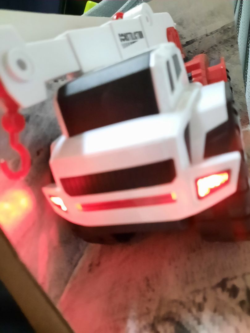 Xe cứ kêu và đèn liên tục nháy không dừng. Hãng này mình mua nhiều xe rồi, nó chỉ kêu và nháy đèn tầm đâu 30-40s là tắt rồi nếu mình không bấm thêm nữa. Xe cứ kêu và nháy đèn như thế rất là ồn ạ. Mong được đổi trả lại sản phẩm