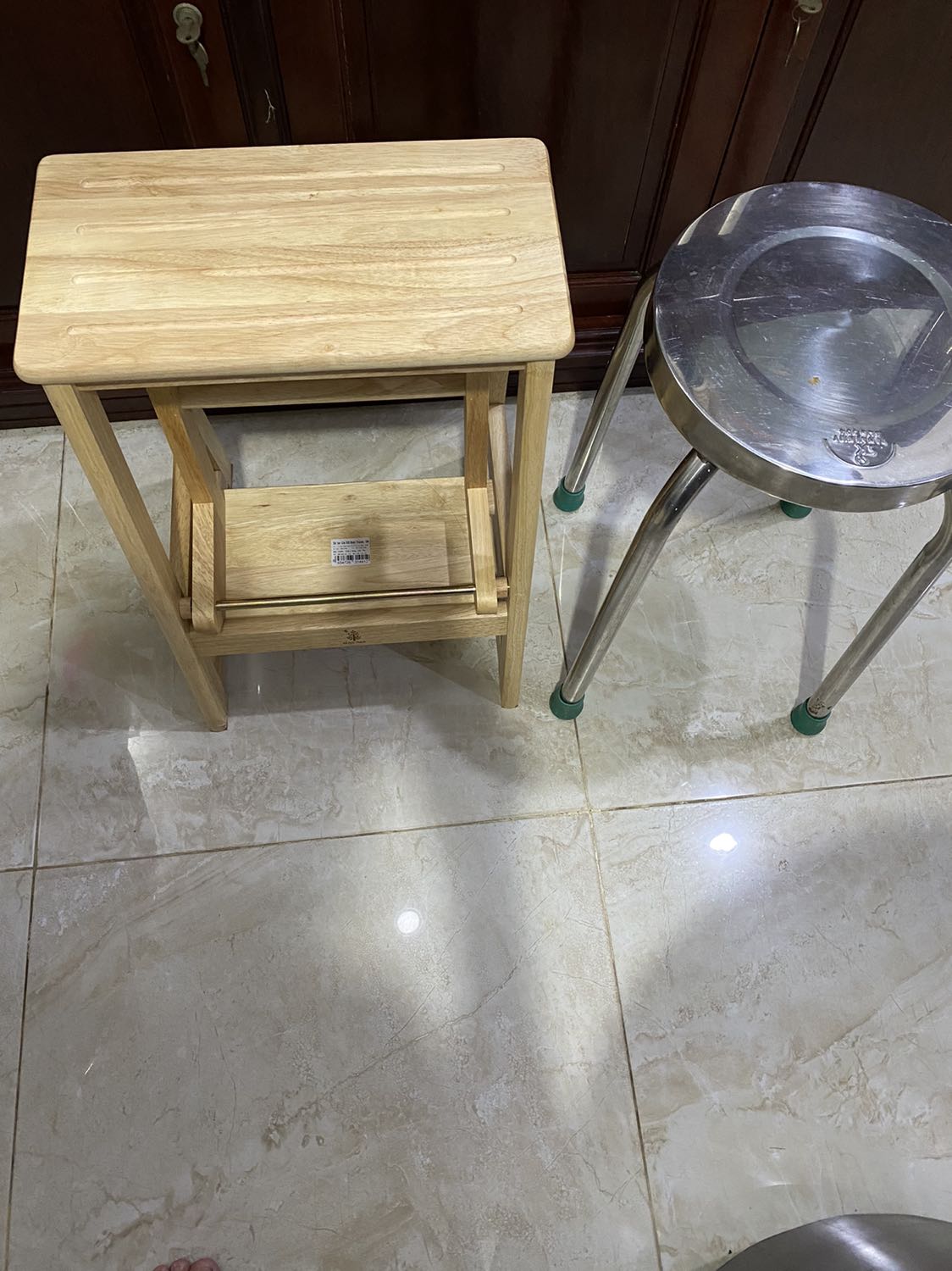 Tiện và chắc chắc bước lên xuống. Hình thức đẹp. Nhẹ và xếp gọn được . Rất hữu ích