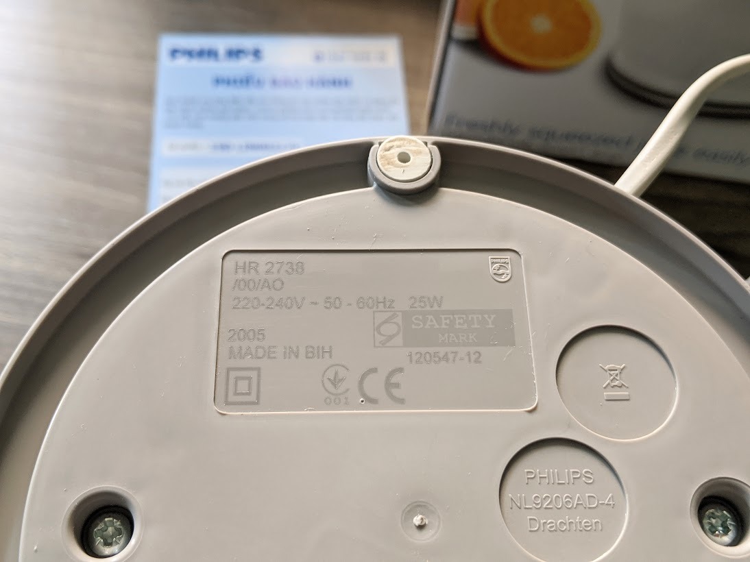 Biết đến máy này sau khi phụ trách vị trí "vắt cam" bên nhà bạn.

Mình thấy hơi khác ở chỗ Made in Sloven, còn của mình là BIH (Bosnia and Herzegovina), chắc cũng là 1 do khác năm sx. Khác chỗ nữa là chỗ sợi dây điện không có lỗ khoét.

Chữ khắc lazer rõ ràng, sắc nét, có phiếu bảo hành 2 năm bằng tiếng Việt, mà sao Tiki để trên web là bảo hành 18 tháng?

Vì đã dùng thử và rất thích nên mình bất chấp chọn luôn, ngoài ra các mẫu khác tương đương có giá thấp hơn nhiều. Tóm lại, mẫu này rất đáng sở hữu